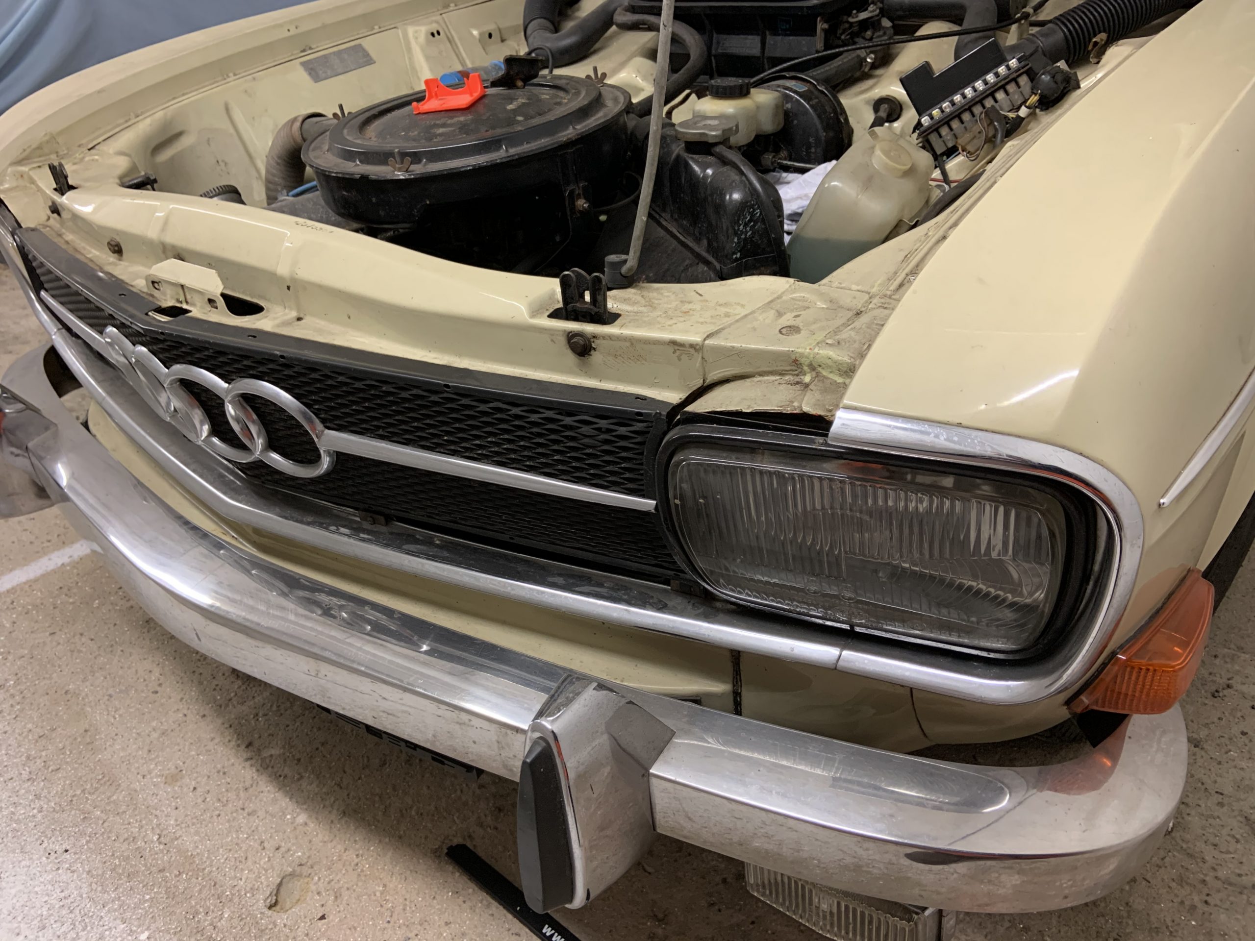 
								Audi 60 L Stahlschiebedach full									