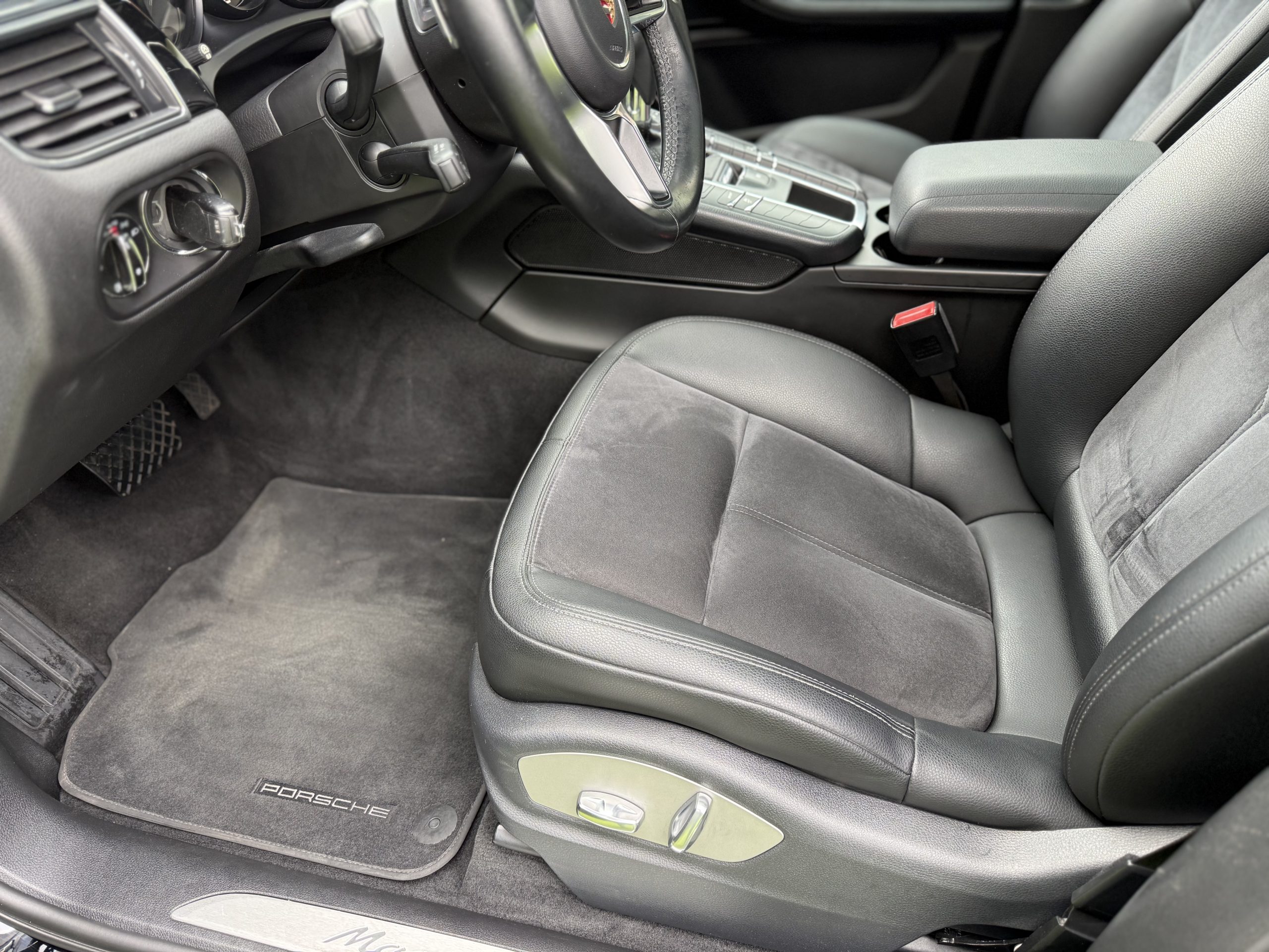 
								Porsche Macan S full									
